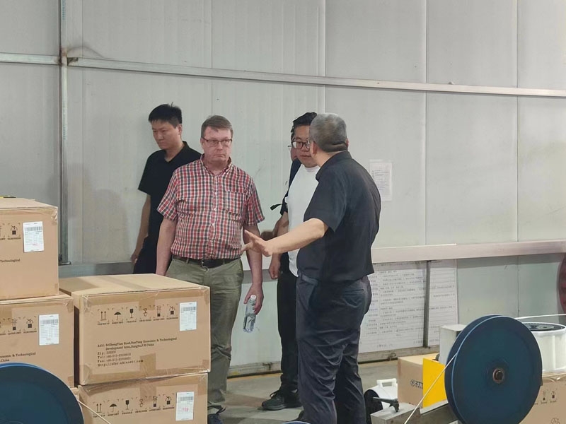 歡迎外國(guó)友人來(lái)我公司采購(gòu)1000公里OPGW光纜